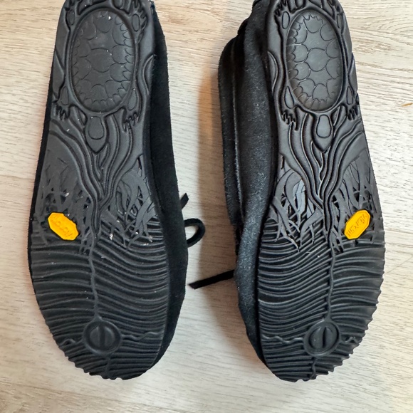 Manitobah Mukluks Canoe Grain Leather Moccasins - Picture 2 of 3